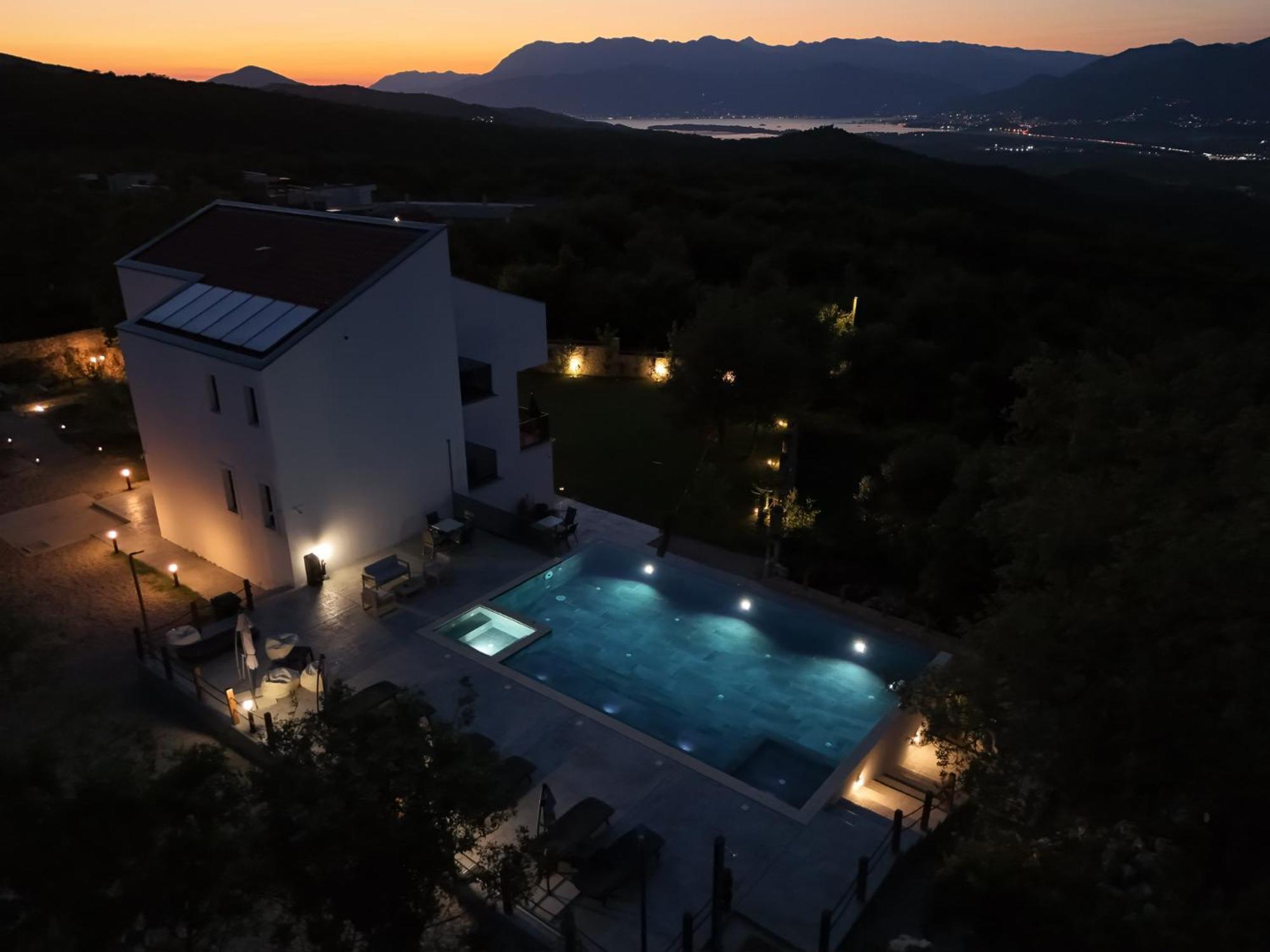 كوتور Villa Principium With Infinity Edge Pool&Hot Tub المظهر الخارجي الصورة